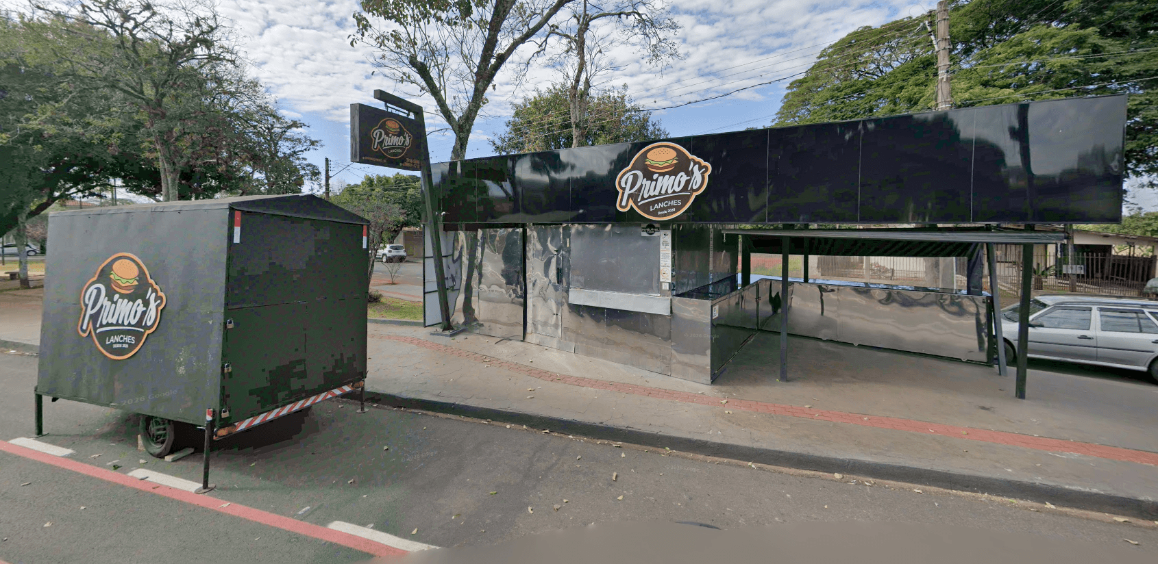 Fachada ampliada do Primo's Lanches com estrutura de atendimento